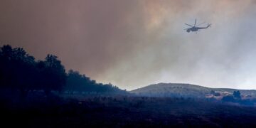 Ελικόπτερο επιχειρεί κατά της φωτιάς στα Ψαχνά της Εύβοιας (φωτ.: EUROKINISSI/Θοδωρής Νικολάου)