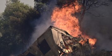 Στιγμιότυπο από πυρκαγιά στην Νέα Ζωή Ασπρόπυργου τον περασμένο Ιούλιο (φωτ.: EUROKINISSI/Μιχάλης Καραγιάννης)