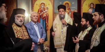 Ο Μητροπολίτης Γαβριήλ (κέντρο) με τον πρόεδρο της ΑΕΚ Δημήτρη Μελισσανίδη (δεύτερος από αριστερά) κατά τα θυρανοίξια του παρεκκλησιού της Αγίας Σοφίας-Οσίου Λουκά στο γήπεδο της ΑΕΚ (φωτ.: EUROKINISSI/Θανάσης Δημόπουλος)