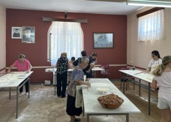 Οι κυρίες του Κοκκινοχώματος ανοίγουν φύλλο και φουρνίζουν πίτες για τη σημερινή γιορτή (φωτ.: facebook/Μορφωτικός Σύλλογος Κοκκινοχώματος)