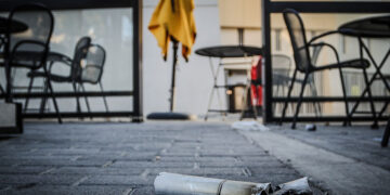 «Όπλο» έξω από το γήπεδο της ΑΕΚ στη Νέα Φιλαδέλφεια (φωτ.: EUROKINISSI / Θανάσης Δημόπουλος)