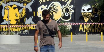 Οπαδός της ΑΕΚ βαδίζει στο σημείο όπου σημειώθηκαν τα αιματηρά επεισόδια που στοίχισαν τη ζωή στον 29χρονο Μιχάλη Κατσουρή (φωτ.: ΑΠΕ-ΜΠΕ/Ορέστης Παναγιώτου)