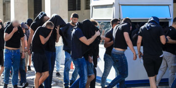 Στιγμιότυπο από τη μεταγωγή των χούλιγκαν που κατηγορούνται για συμμετοχή στο αιματηρό επεισόδιο στη Νέα Φιλαδέλφεια (φωτ.: EUROKINISSI / Γιάννης Παναγόπουλος)