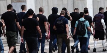 Στιγμιότυπο από την προσαγωγή των τελευταίων κατηγορούμενων οπαδών στον ανακριτή (φωτ.: EUROKINISSI/Κώστας Τζούμας)