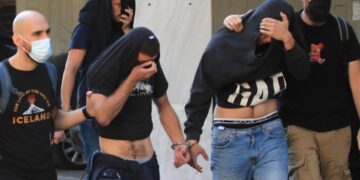 Στιγμιότυπο από την προσαγωγή των συλληφθέντων για τη δολοφονία του 29χρονου στον ανακριτή (φωτ.: EUROKINISSI/Γιάννης Παναγόπουλος)