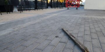 Καδρόνι με κηλίδες αίματος έξω από το γήπεδο της ΑΕΚ, στη Νέα Φιλαδέλφεια (φωτ.: EUROKINISSI/Θανάσης Δημόπουλος)