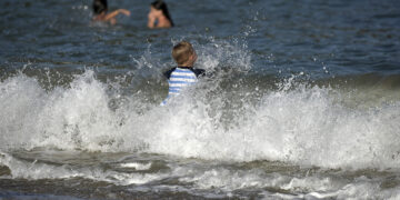 Παιδί παίζει με τα κύματα στην παραλία του Κατηγιώργη στο νότιο Πήλιο (φωτ.: EUROKINISSI / Θανάσης Καλλιάρας)