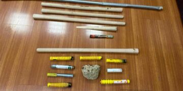 Λοστοί, στυλάρια και άλλα αντικείμενα, τα οποία εγκατέλειψαν οι Κροάτες χούλιγκαν στο σημείο της αιματηρής συμπλοκής μόλις είδαν να καταφτάνουν στο σημείο αστυνομικοί (φωτ.: Ελληνική Αστυνομία)