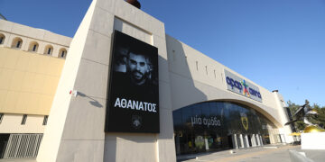 Η φωτογραφία του Μιχάλη Κατσουρή στο γήπεδο της ΑΕΚ (φωτ.: EUROKINISSI / Θανάσης Δημόπουλος)