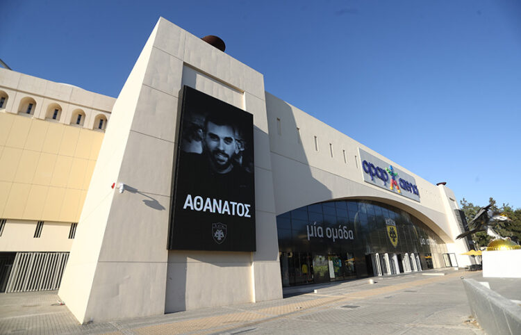 Η φωτογραφία του Μιχάλη Κατσουρή στο γήπεδο της ΑΕΚ (φωτ.: EUROKINISSI / Θανάσης Δημόπουλος)