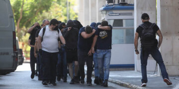 Οι συλληφθέντες χούλιγκαν για τα αιματηρά επεισόδια στη Νέα Φιλαδέλφεια οδηγούνται από τη ΓΑΔΑ στον εισαγγελέα (φωτ.: ΑΠΕ-ΜΠΕ / Γιώργος Βιτσαράς)