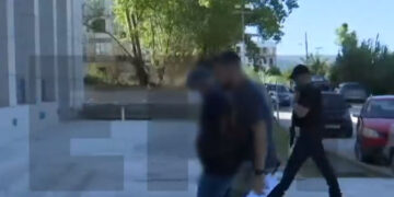 Ο 60χρονος Ιταλός καταζητούμενος οδηγείται στην Εισαγγελία Κέρκυρας (φωτ.: ΕΡΤ)