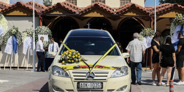 Η σορός του Μιχάλη Κατσουρή φτάνει στο ναό του Αγίου Κωνσταντίνου στην Ελευσίνα (φωτ.: EUROKINISSI / Θανάσης Δημόπουλος)