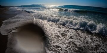 Οι τελευταίοι αδειούχοι του Αυγούστου θα απολαύσουν τη θάλασσα στα καλύτερά της (φωτ.: EUROKINISSI/Γιώργος Κονταρίνης)