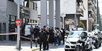 Αστυνομικοί στη συμβολή Παλαμιδίου και Λένορμαν στον Κολωνό (φωτ.: EUROKINISSI / Τατιάνα Μπόλαρη)