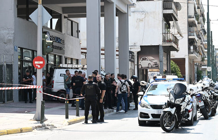 Αστυνομικοί στη συμβολή Παλαμιδίου και Λένορμαν στον Κολωνό (φωτ.: EUROKINISSI / Τατιάνα Μπόλαρη)