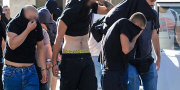 Στιγμιότυπο από τη μεταγωγή των χούλιγκαν που κατηγορούνται για συμμετοχή στο αιματηρό επεισόδιο στη Νέα Φιλαδέλφεια (φωτ.: EUROKINISSI / Γιάννης Παναγόπουλος)