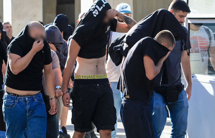 Στιγμιότυπο από τη μεταγωγή των χούλιγκαν που κατηγορούνται για συμμετοχή στο αιματηρό επεισόδιο στη Νέα Φιλαδέλφεια (φωτ.: EUROKINISSI / Γιάννης Παναγόπουλος)