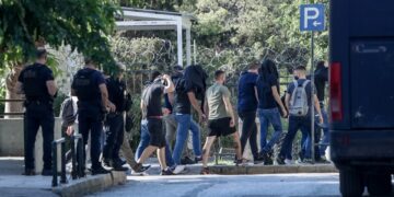 Στιγμιότυπο από τη μεταγωγή των 30 κρατουμένων στον ανακριτή (φωτ.: EUROKINISSI / Βασίλης Ρεμπάπης)