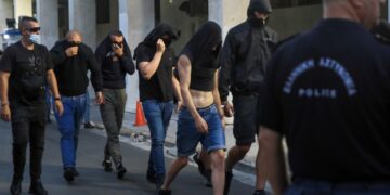 Κροάτες χούλιγκαν κατά τη μεταφορά τους στον ανακριτή για τα επεισόδια έξω από το γήπεδο της ΑΕΚ (φωτ.: EUROKINISSI / Γιάννης Παναγόπουλος)