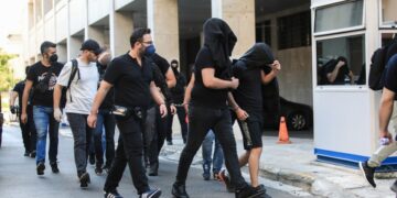 Στιγμιότυπο από την προσαγωγή ορισμένων εκ των συλληφθέντων στον εισαγγελέα (φωτ.: EUROKINISSI/Γιάννης Παναγόπουλος)