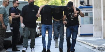 Ένας από τους Κροάτες κατηγορούμενους μεταφέρεται υποβασταζόμενος στον ανακριτή, καθώς είναι τραυματίας (φωτ.: EUROKINISSI/Γιάννης Παναγόπουλος)