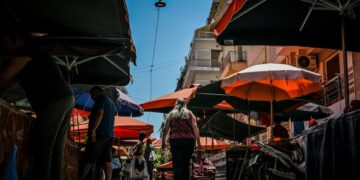 Έμποροι και καταναλωτές σε λαϊκή αγορά εν μέσω θέρους (φωτ.: EUROKINISSI/Τατιάνα Μπόλαρη)