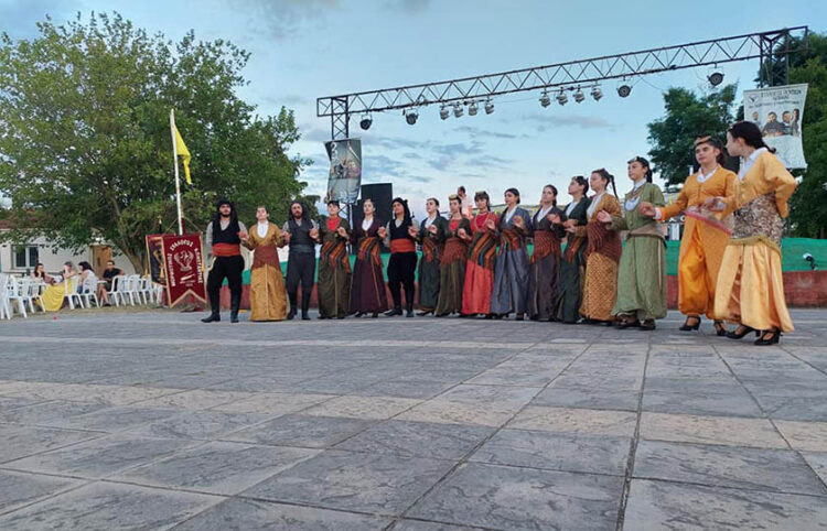 Το χορευτικό του Ποντιακού Εκπολιτισμού Μορφωτικού Συλλόγου Απανταχού Ξηροποταμιτών Θεσσαλονίκης στο 3ο Αντάμωμα των Ποντίων του Ατά Παζάρ (φωτ.: Facebook / Αθάνατο Νούδα)