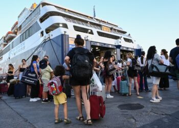 Με τις βαλίτσες και τα παιδιά ανά χείρας, οι αδειούχοι επιβιβάζονται στα πλοία για τις πολυπόθητες καλοκαιρινές διακοπές (φωτ.: EUROKINISSI/Μιχάλης Καραγιάννης)