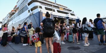 Με τις βαλίτσες και τα παιδιά ανά χείρας, οι αδειούχοι επιβιβάζονται στα πλοία για τις πολυπόθητες καλοκαιρινές διακοπές (φωτ.: EUROKINISSI/Μιχάλης Καραγιάννης)