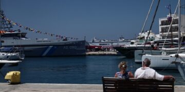 Καλοκαιρία και μπουνάτσα στο λιμάνι της Τήνου (φωτ.: EUROKINISSI/Κώστας Τζούμας)