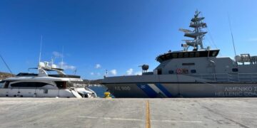 Το σκάφος του Λιμενικού Σώματος με τη θαλαμηγό στην οποία επέβαιναν οι διακινητές (φωτ.: Λιμενικό Σώμα)