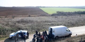 Αστυνομικοί στα ελληνοτουρκικά σύνορα συνοδεύουν μετανάστες (φωτ.: ΜΟΤΙΟΝΤΕΑΜ/Βασίλης Βερβερίδης)