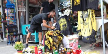 Πολίτες αφήνουν αναμνηστικά στον τόπο της δολοφονίας του Μιχάλη Κατσουρή (φωτ.: EUROKINISSI/Στέλιος Στεφάνου)