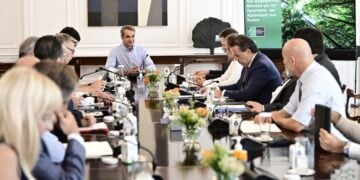 Στιγμιότυπο από τη σύσκεψη που πραγματοποιήθηκε το πρωί της Τρίτης στο Μέγαρο Μαξίμου για την αποκατάσταση των καμένων εκτάσεων σε Έβρο και Πάρνηθα (φωτ.: EUROKINISSI/Μιχάλης Καραγιάννης)