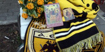 Ένα κασκόλ της ΑΕΚ και λουλούδια υποδεικνύουν το σημείο όπου έπεσε νεκρός ο 29χρονος Μιχάλης Κατσουρής (φωτ.: ΑΠΕ-ΜΠΕ/Ορέστης Παναγιώτου)