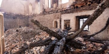 Οι φλόγες κατέστρεψαν τη στέγη του εγκαταλελειμμένου κελιού του μοναχού Ιωάσαφ, που χρονολογείται στον  19ο αιώνα (φωτ.: EUROKINISSI)