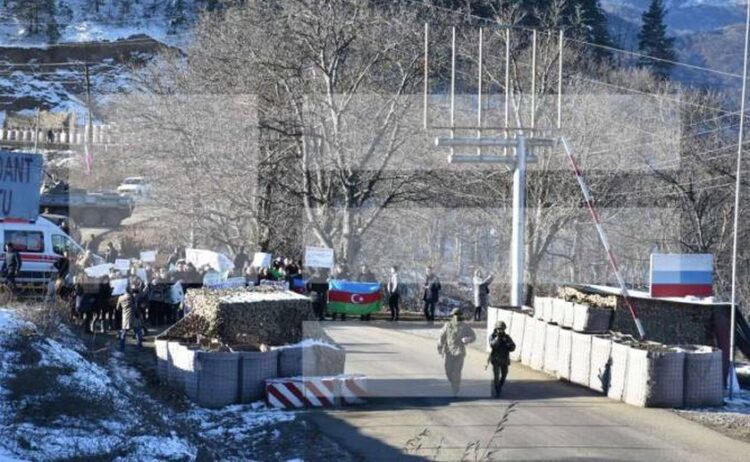 Σημείο ελέγχου στο διάδρομο του Λατσίν (φωτ.: armenpress.am)