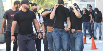 Στιγμιότυπο από την προσαγωγή των συλληφθέντων για τη δολοφονία του 29χρονου Μιχάλη Κατσουρή (φωτ.: ΑΠΕ-ΜΠΕ / Γιώργος Βιτσαράς)