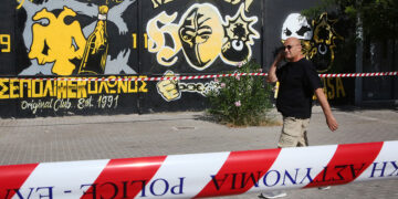 Αστυνομική κορδέλα δίπλα από το γήπεδο της ΑΕΚ, κοντά στο σημείο όπου πέθανε από αιμορραγία ο 29χρονος οπαδός (φωτ.: ΑΠΕ-ΜΠΕ / Ορέστης Παναγιώτου)