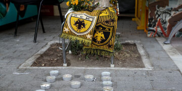 «M» για το Μιχάλης και δύο κασκόλ έξω από το γήπεδο της ΑΕΚ στη Νέα Φιλαδέλφεια όπου μαχαιρώθηκε θανάσιμα ο οπαδός της Ένωσης (φωτ.: EUROKINISSI / Θανάσης Δημόπουλος)