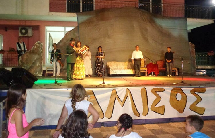 Στιγμιότυπο από τις πολιτιστικές εκδηλώσεις του 2015 (φωτ.: Facebook / Σύλλογος Αμισός Νέας Σαμψούντας)