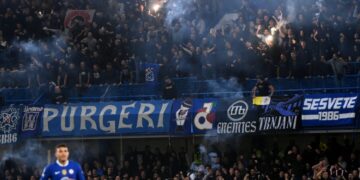 Οπαδοί της Ντιναμό Ζάγκρεμπ στη διάρκεια αγώνα με την Τσέλσι, στο Λονδίνο, τον περασμένο Νοέο (φωτ.: EPA/Andy Rain)