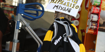 Μια φανέλα και ένα σημείωμα στο σημείο όπου πέθανε από αιμορραγία ο 29χρονος οπαδός Μιχάλης Κατσουρής (φωτ.: ΑΠΕ-ΜΠΕ / Ορέστης Παναγιώτου)