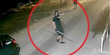 Ο οπαδός του Παναθηναϊκού, όπως απεικονίζεται στο βίντεο από τον οποίο τον ταυτοποίησαν οι αρχές (φωτ.: glomex)