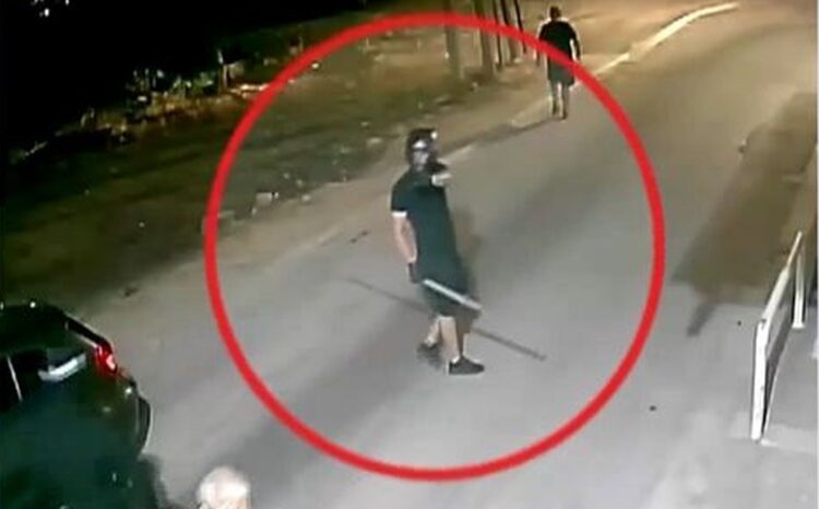 Ο οπαδός του Παναθηναϊκού, όπως απεικονίζεται στο βίντεο από τον οποίο τον ταυτοποίησαν οι αρχές (φωτ.: glomex)