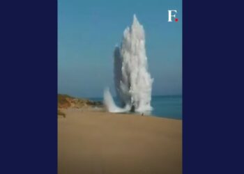 Στιγμιότυπο από την ελεγχόμενη έκρηξη των οβίδων μέσα στη θάλασσα (φωτ.: YouTube)