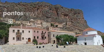 Η Παναγία Χρυσαφίτισσα (δεξιά), στην κάτω πόλη της Μονεμβασιάς. Η θέα από το σημείο όπου είναι χτισμένη κόβει την ανάσα (φωτ.: Πόπη Παπαγεωργίου)