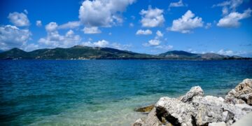 Ο καιρός θα παραμείνει καλοκαιρινός, με μια μικρή πτώση της θερμοκρασίας στα βόρεια της χώρας (φωτ.: EUROKINISSI/Γιώργος Ευσταθίου)