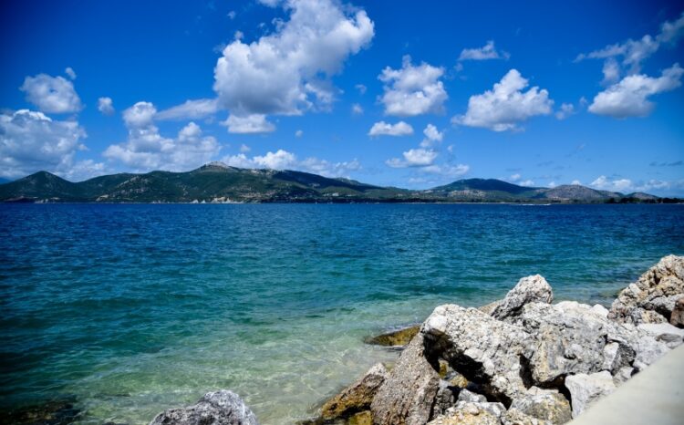 Ο καιρός θα παραμείνει καλοκαιρινός, με μια μικρή πτώση της θερμοκρασίας στα βόρεια της χώρας (φωτ.: EUROKINISSI/Γιώργος Ευσταθίου)